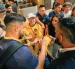 Mundial 2026: Hernán Galíndez, arquero, firma autógrafos a los seguidores de Ecuador, tras la victoria sobre Alemania.