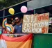 Con globos, carteles y banderas los participantes de la marcha del orgullo recorrieron las calles de Quito.