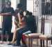 Familiares y vecinos llegaron al sitio tras el ataque que dejó un adolescente fallecido.