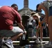 Las personas se hidratan constantemente en ciudades como Roma, una de las que enfrenta la histórica ola de calor, alentada por el cambio climático.