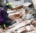 Los rescatistas siguen con sus tareas para encontrar más sobrevivientes de los terremotos, mientras el tiempo se agota.