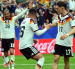 Deniz Undav de Alemania (C) celebra marcar el 6-1 con su compañero Florian Wirtz