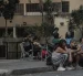 Personas esperan en la calle frente a un edificio residencial tras el sismo de magnitud 4,6 registrado este lunes en Caracas, Venezuela.