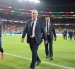 El seleccionador de Paraguay Gustavo Alfaro (c) sale del campo de juego este jueves, al finalizar un partido del grupo D del Mundial de la FIFA 2026 entre Paraguay y Australia en el estadio Levi's en Santa Clara, California.