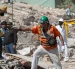 Rescatistas y voluntarios trabajan entre los escombros tras los sismos en La Guaira, Venezuela.