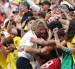 El entrenador de Ecuador, Sebastián Beccacece, celebra con su familia y los aficionados tras el triunfo 2-1 ante Alemania en el estadio MetLife de Nueva Jersey.