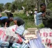 Personas descargan ayudas humanitarias este lunes en La Guaira, Venezuela, tras los sismos.