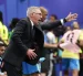 Ancelotti da instrucciones desde la banda en un partido de alta tensión en el NRG Stadium.