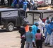 Familiares reclaman los cuerpos de víctimas de los terremotos este lunes en La Guaira, Venezuela.