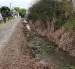 1. Efecto. Las aguas servidas provenientes de los pozos sépticos se infiltran en el suelo y causan mal olor.
