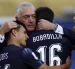 Mundial 2026: Gustavo Alfaro, DT de Paraguay, abraza a los suyos tras dejar en el camino a Alemania.