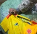 Pacas de camisetas decomisadas por la SENAE.