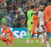 Jugadores de Países Bajos se lamentan este lunes, al terminar un partido de los dieciseisavos de final del Mundial de la FIFA 2026