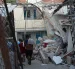 Personas buscan entre los escombros de las edificaciones destruidas por los terremotos.