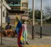 Una niña sostiene una bandera de Venezuela en una zona afectada por el doble terremoto de magnitud 7,2 y 7,5.