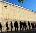 Inmigrantes haciendo fila en Barcelona para presentar su documentación ante el proceso de regularización puesto en marcha por el Gobierno español.