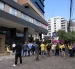 Policía evacúa el edificio Amazonas Parc tras irrupción de hombres armados en Quito.