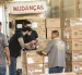 Cuatro trabajadores en Brasil despachan una cajas.