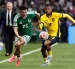 Pedro Vite (d), mediocampista de Ecuador, en la marca a un jugador de México, en el Mundial 2026.
