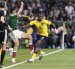 Raúl Jiménez (i) de México disputan el balón con Willian Pacho de Ecuador por los dieciseisavos de final de la FIFA 2026 en el estadio Azteca.
