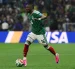 Julián Quiñones conduce el balón con la camiseta de México durante el Mundial 2026.