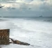 Fotografía donde se observa el colapso de una estructura por el fuerte oleaje de la tormenta tropical, en México.