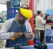 Un trabajador cumple con su jornada laboral en una fábrica.