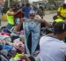 Personas buscan ropa en un campamento instalado frente a los edificios que se derrumbaron durante los terremotos en La Guaira, Venezuela, 30 de junio de 2026.