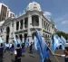 Las autoridades salieron al balcón del Municipio de Guayaquil para apreciar el desfile estudiantil a su paso por la avenida Malecón.