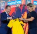 Francisco Egas (i) junto a Sebastián Beccacece en la presentación de la camiseta de la selección de Ecuador.