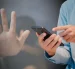 Referencial.Un usuario interactúa con su teléfono en medio de las críticas a TikTok por el uso indebido de la plataforma.