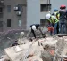 Rescatistas inspeccionan escombros en Caracas durante las operaciones de búsqueda tras los terremotos.
