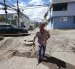 Situación. Calle García Moreno, de cuatro cuadras, conecta al parque central de Cumbayá, luce sin asfalto, maquinaria detenida y calles llenas de polvo.
