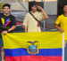 Hugo Chicaiza, Aaron Navia y Steven Galárraga posan con la bandera de Ecuador antes de su participación en el IV Abierto Panamericano de Parkour, que se disputa en San Salvador, El Salvador.