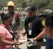 Equipos de World Central Kitchen reparten alimentos a familias y rescatistas en Caraballeda, La Guaira, tras los terremotos.