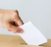 Ciudadano deposita su voto en urna, tras la aprobación del padrón electoral para las elecciones seccionales y del Cpccs 2026.