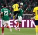 Julián Quiñones (abajo) de México disputa el balón con Angelo Preciado de Ecuador.