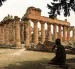 Un hombre se sienta a la sombra frente al Templo de Zeus en el sitio arqueológico de Cirene,en la costa mediterránea nororiental de Libia, el 18 de mayo de 2026.