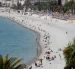 En la imagen de archivo, varias personas disfrutan del sol en una playa de Niza, Francia.