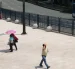 Ciudadanos en el centro de Guayaquil utilizan sombrillas y gorras para protegerse del alto índice de radiación UV que golpea a la urbe.