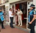 Funcionarios municipales hablaron con dueños de locales en el centro de Guayaquil sobre el cumplimiento de ordenanzas relacionadas a la limpieza del espacio público.