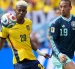 Nilson Angulo de Ecuador disputa el balón con Leroy Sané de Alemania este jueves, en un partido del grupo E del Mundial de la FIFA 2026 entre Ecuador y Alemania en el estadio MetLife de Nueva Jersey.