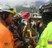 Rescatistas participan en la búsqueda de un niño de 9 años que permanece desde hace nueve días bajo un edificio derrumbado en Caraballeda, La Guaira (Venezuela).