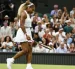 Serena Williams felicita a la australiana Maya Joint tras caer ante ella en el partido de primera ronda del cuadro individual femenino de Wimbledon.