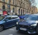 Fotografía de archivo de varios coches que circulan por una calle de París.
