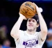 Austin Reaves lanza un tiro libre en un partido de la NBA.