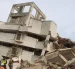 Rescatistas participan en la búsqueda de sobrevivientes tras el doble terremoto del 24 de junio.