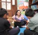 Erika Guaña, coordinadora de Casa Victoria, acompaña a niños en actividades de lectura en la biblioteca de San Roque, Quito.