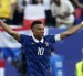 Kylian Mbappe de Francia celebrando su gol de penal ante Paraguay.