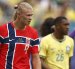 Erling Haaland de Noruega hizo el gol a Brasil.